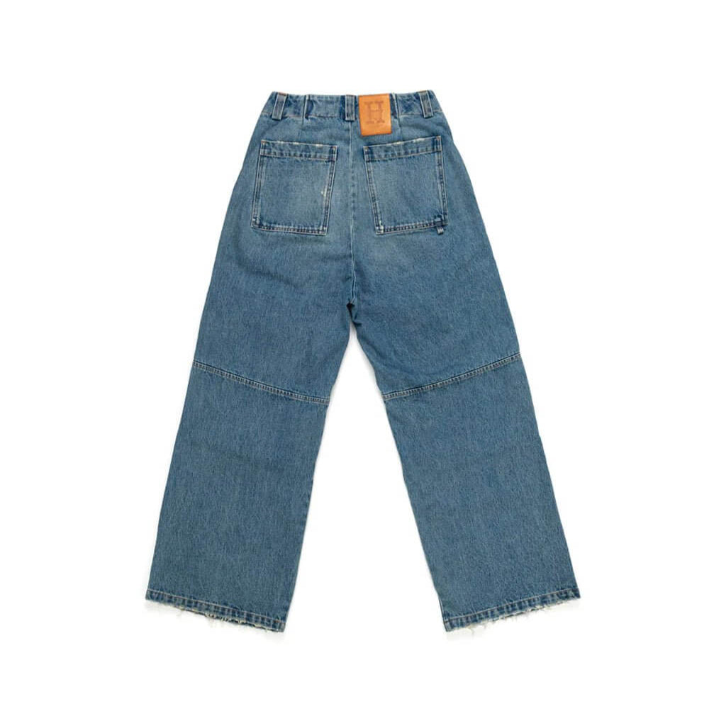 Hollywood Trading Company SK8 - WOMAN SK8 - WOMAN Cargo jeans with front button and zip closure. Frontal pockets. Back leather logo patch. Stonewashed coloring may vary. Five pockets. Composition: 100% Cotton PANTS Hollywood Trading Company Hollywood Trad