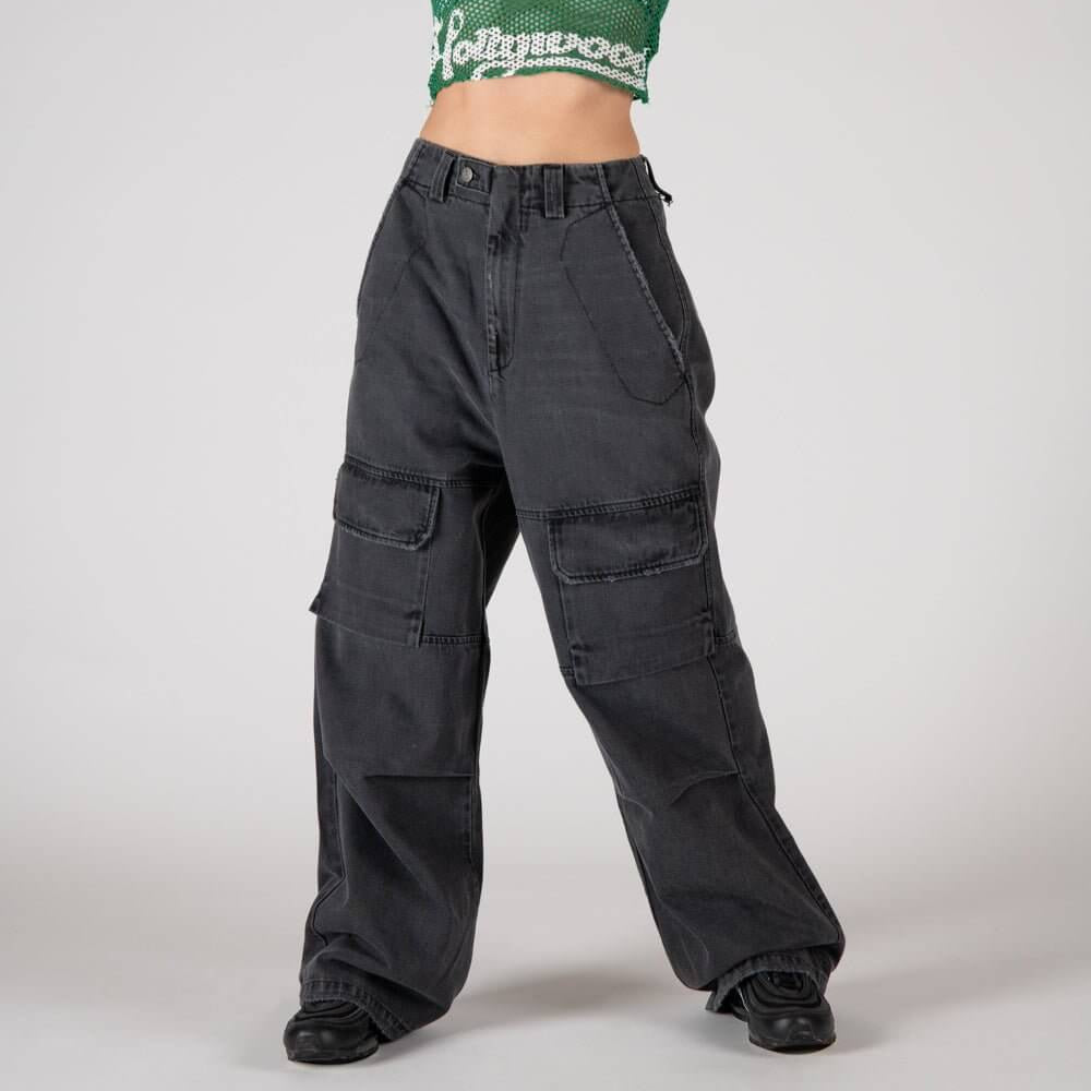 Hollywood Trading Company SK8 - WOMAN SK8 - WOMAN Cargo jeans with front button and zip closure. Frontal pockets. Back leather logo patch. Stonewashed coloring may vary. Five pockets. Composition: 100% Cotton Hollywood Trading Company Hollywood Trading Co