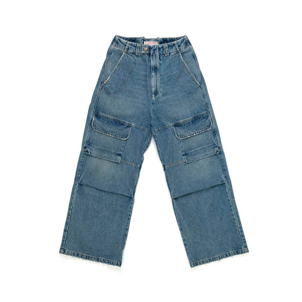 Hollywood Trading Company SK8 - WOMAN SK8 - WOMAN Cargo jeans with front button and zip closure. Frontal pockets. Back leather logo patch. Stonewashed coloring may vary. Five pockets. Composition: 100% Cotton PANTS Hollywood Trading Company Hollywood Trad