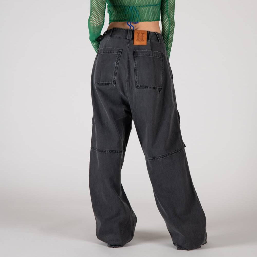 Hollywood Trading Company SK8 - WOMAN SK8 - WOMAN Cargo jeans with front button and zip closure. Frontal pockets. Back leather logo patch. Stonewashed coloring may vary. Five pockets. Composition: 100% Cotton Hollywood Trading Company Hollywood Trading Co