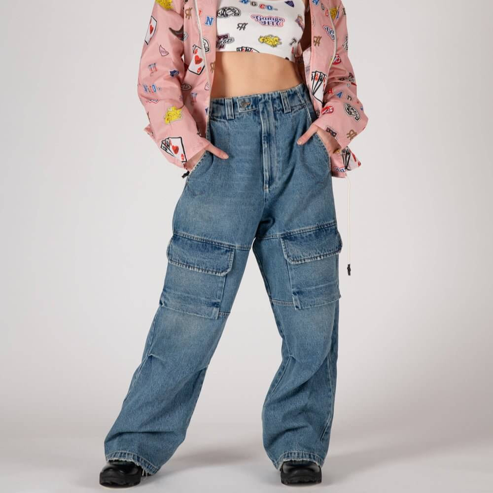 Hollywood Trading Company SK8 - WOMAN SK8 - WOMAN Cargo jeans with front button and zip closure. Frontal pockets. Back leather logo patch. Stonewashed coloring may vary. Five pockets. Composition: 100% Cotton PANTS Hollywood Trading Company Hollywood Trad