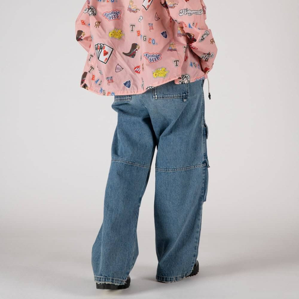 Hollywood Trading Company SK8 - WOMAN SK8 - WOMAN Cargo jeans with front button and zip closure. Frontal pockets. Back leather logo patch. Stonewashed coloring may vary. Five pockets. Composition: 100% Cotton PANTS Hollywood Trading Company Hollywood Trad