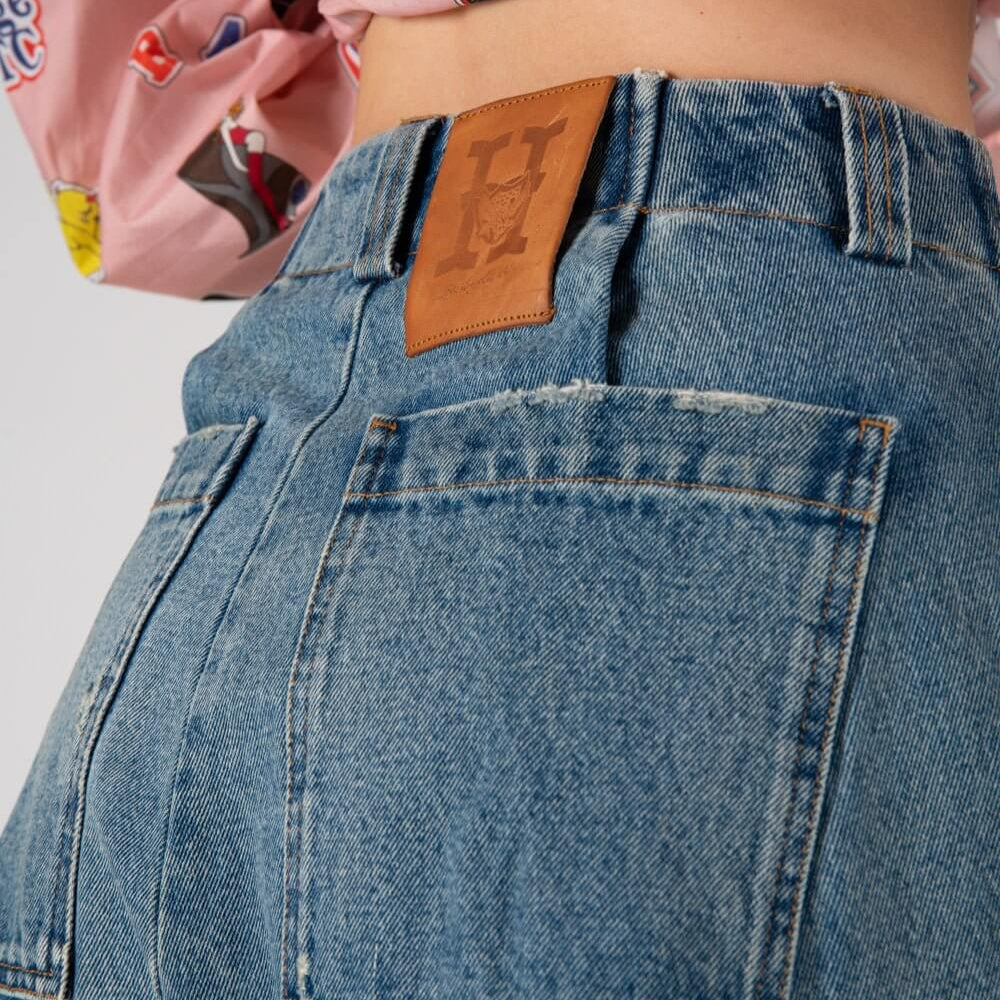 Hollywood Trading Company SK8 - WOMAN SK8 - WOMAN Cargo jeans with front button and zip closure. Frontal pockets. Back leather logo patch. Stonewashed coloring may vary. Five pockets. Composition: 100% Cotton PANTS Hollywood Trading Company Hollywood Trad