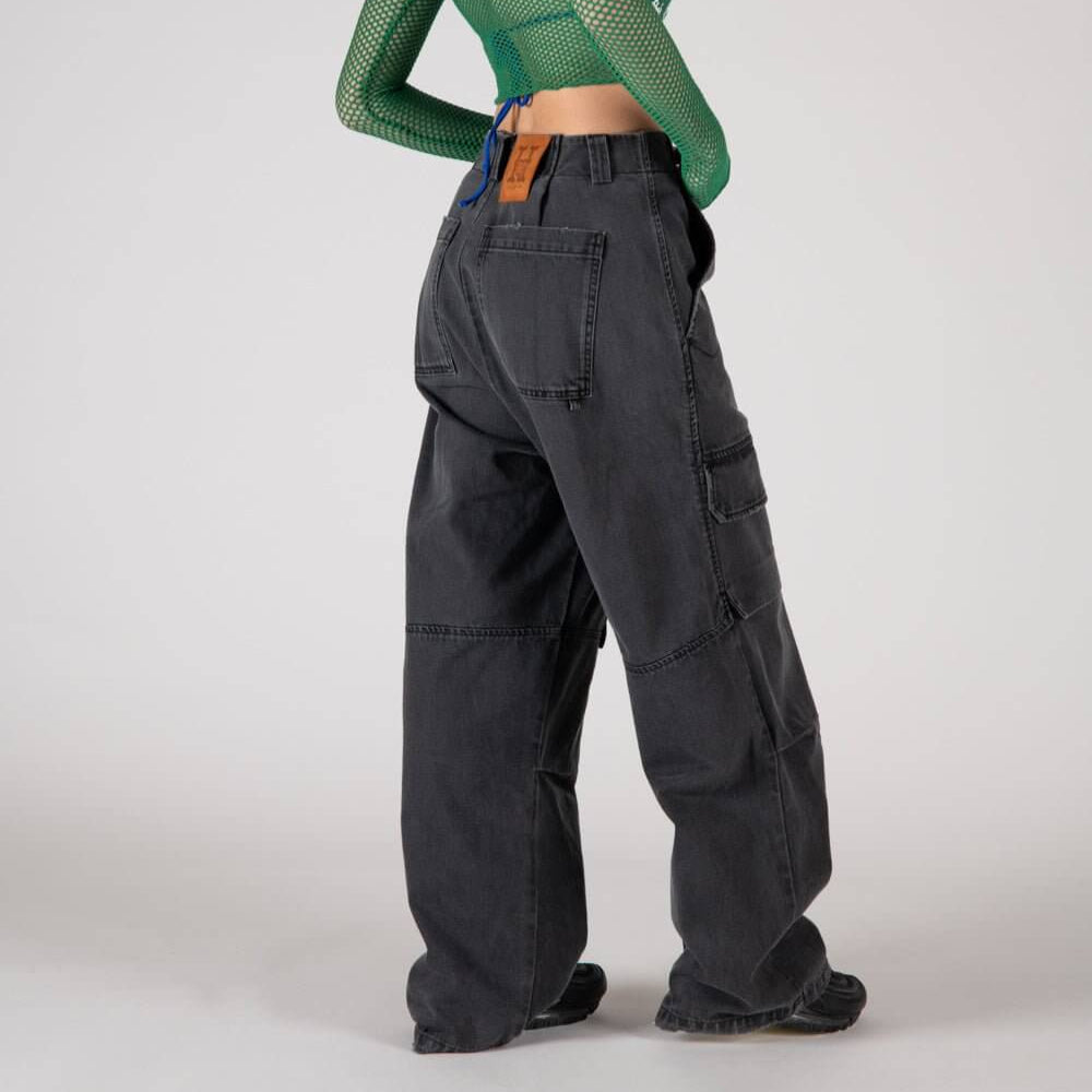 Hollywood Trading Company SK8 - WOMAN SK8 - WOMAN Cargo jeans with front button and zip closure. Frontal pockets. Back leather logo patch. Stonewashed coloring may vary. Five pockets. Composition: 100% Cotton Hollywood Trading Company Hollywood Trading Co