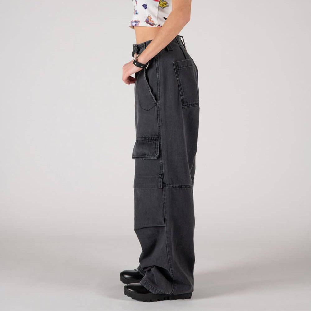 Hollywood Trading Company SK8 - WOMAN SK8 - WOMAN Cargo jeans with front button and zip closure. Frontal pockets. Back leather logo patch. Stonewashed coloring may vary. Five pockets. Composition: 100% Cotton Hollywood Trading Company Hollywood Trading Co