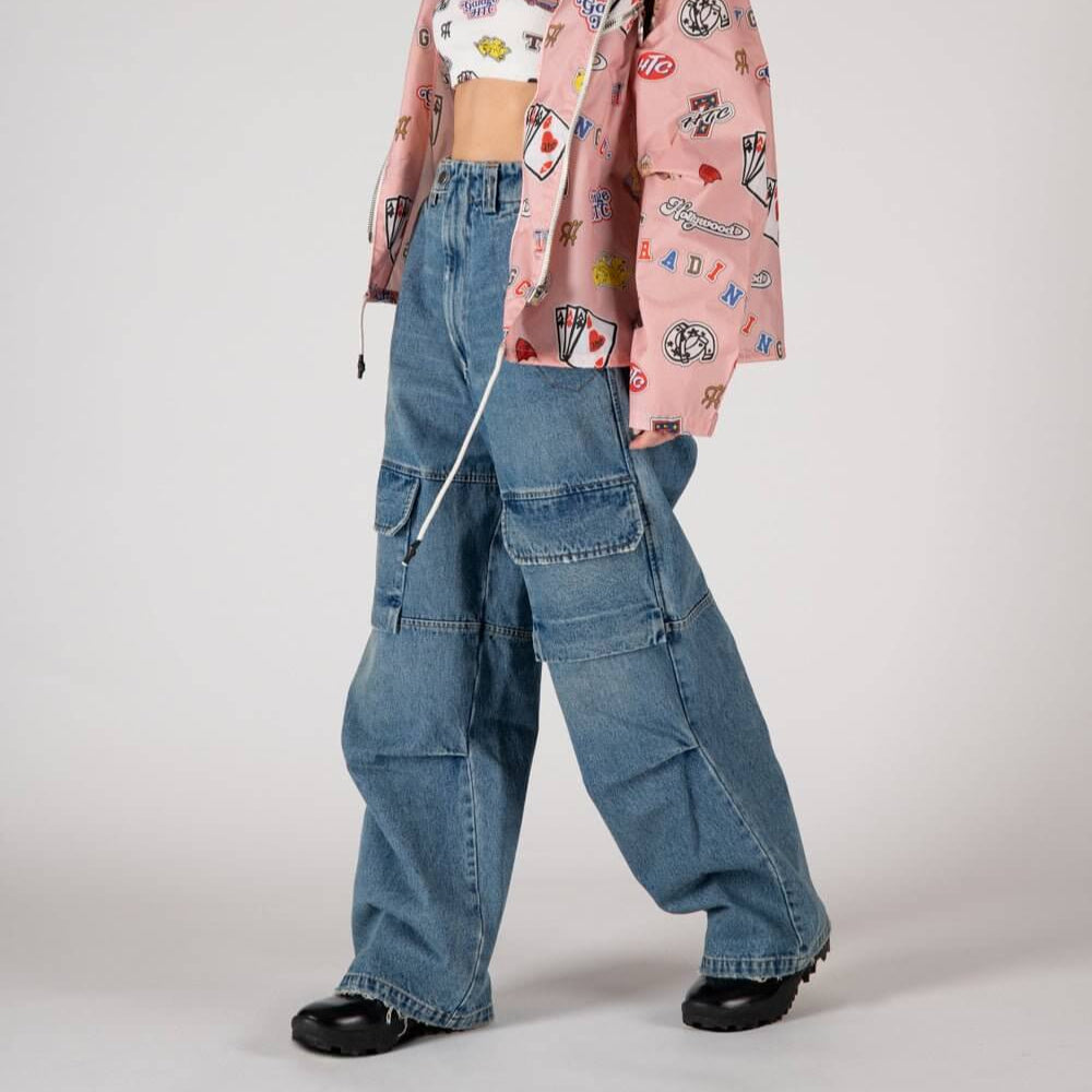 Hollywood Trading Company SK8 - WOMAN SK8 - WOMAN Cargo jeans with front button and zip closure. Frontal pockets. Back leather logo patch. Stonewashed coloring may vary. Five pockets. Composition: 100% Cotton PANTS Hollywood Trading Company Hollywood Trad