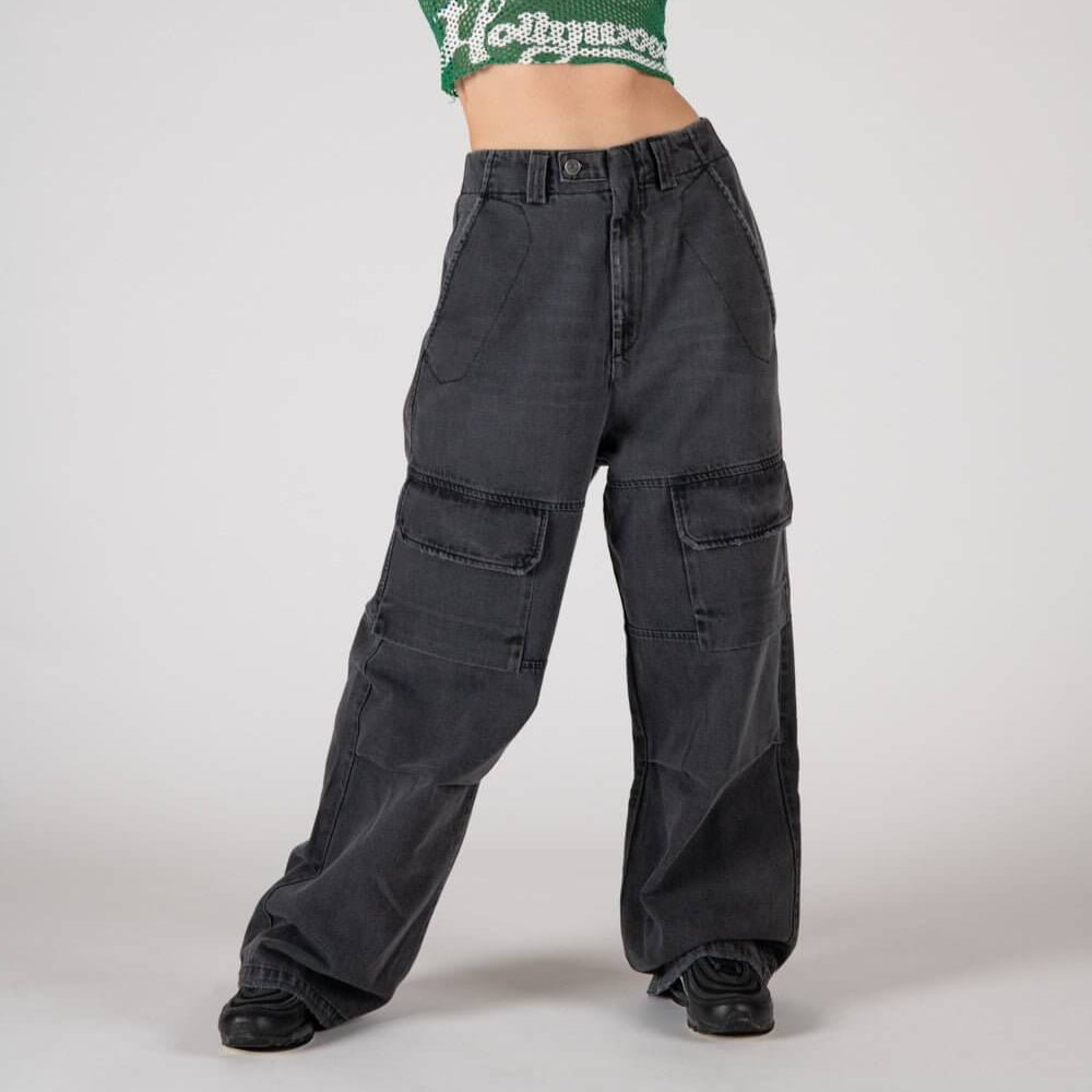 Hollywood Trading Company SK8 - WOMAN SK8 - WOMAN Cargo jeans with front button and zip closure. Frontal pockets. Back leather logo patch. Stonewashed coloring may vary. Five pockets. Composition: 100% Cotton Hollywood Trading Company Hollywood Trading Co