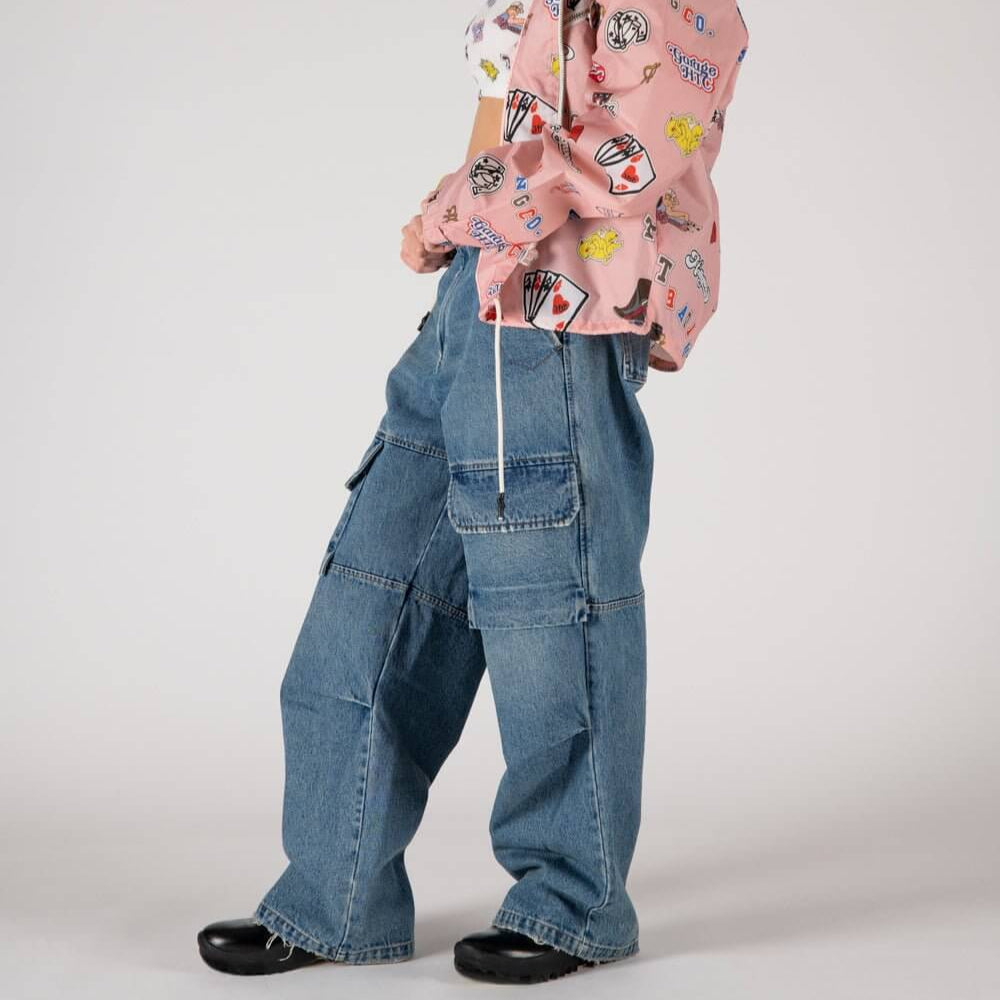 Hollywood Trading Company SK8 - WOMAN SK8 - WOMAN Cargo jeans with front button and zip closure. Frontal pockets. Back leather logo patch. Stonewashed coloring may vary. Five pockets. Composition: 100% Cotton PANTS Hollywood Trading Company Hollywood Trad