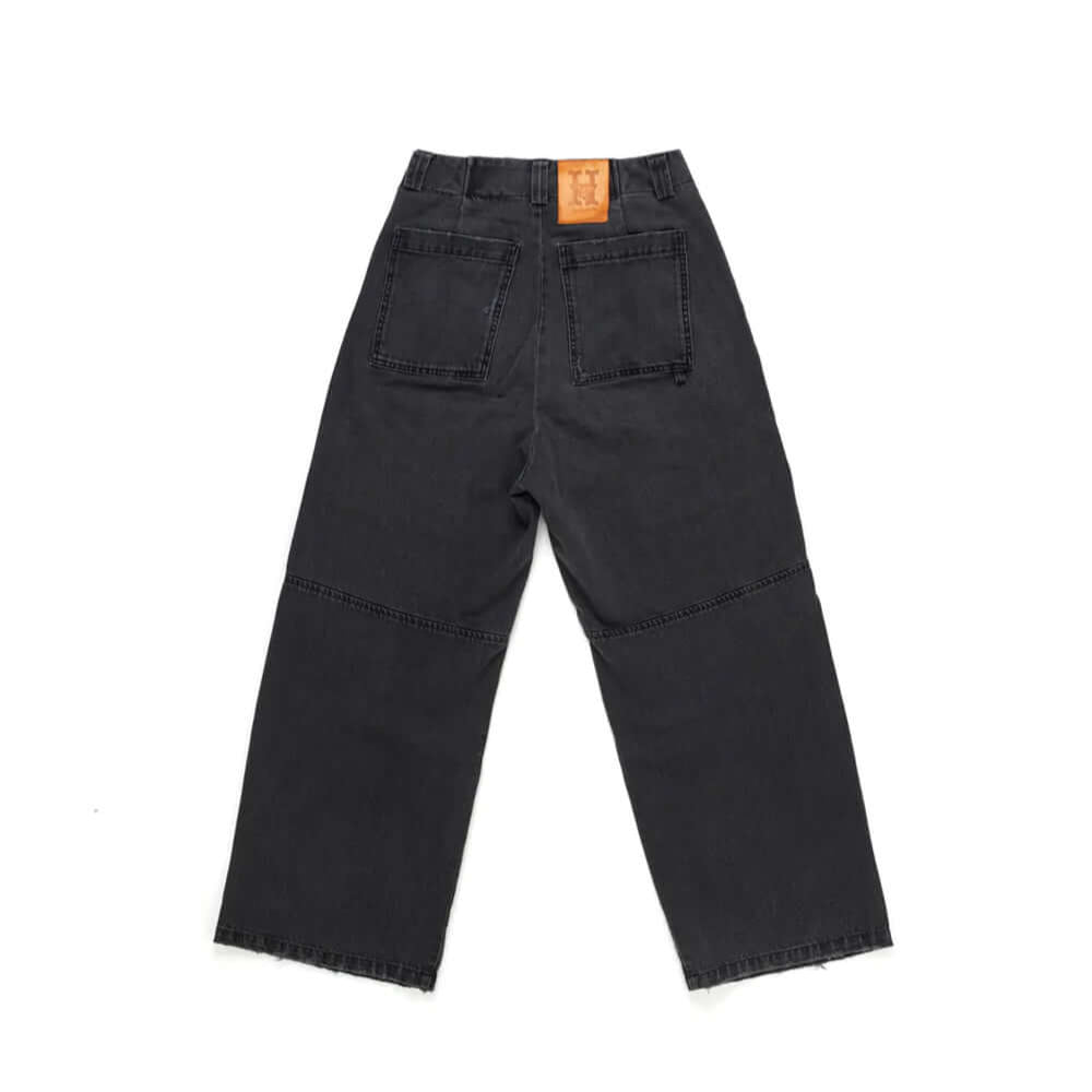 Hollywood Trading Company SK8 - WOMAN SK8 - WOMAN Cargo jeans with front button and zip closure. Frontal pockets. Back leather logo patch. Stonewashed coloring may vary. Five pockets. Composition: 100% Cotton Hollywood Trading Company Hollywood Trading Co