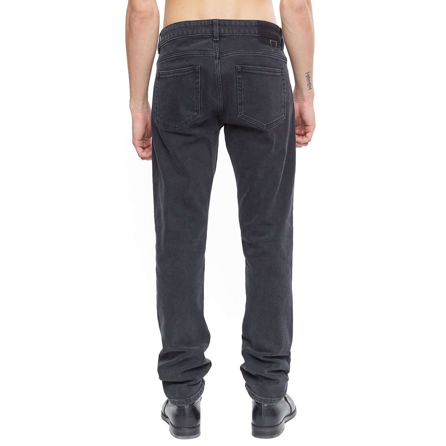 htc los angeles SLIM BASIC BLACK SLIM BASIC BLACK Slim fit jeans in black denim, 5 pockets, hidden front button closure. Metallic logo detail on the back. 100% cotton. Made in Italy. PANTS Hollywood Trading Company Hollywood Trading Company
