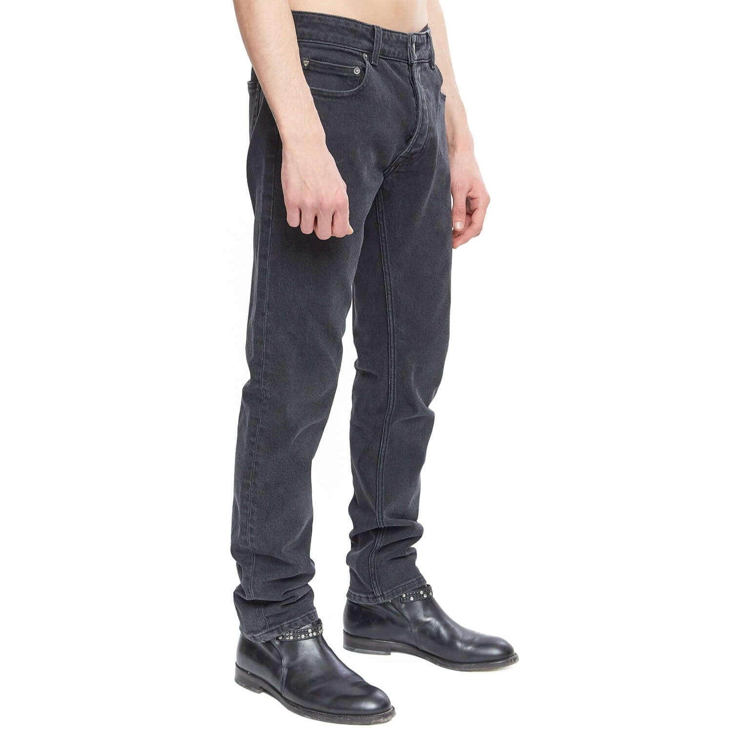 htc los angeles SLIM BASIC BLACK SLIM BASIC BLACK Slim fit jeans in black denim, 5 pockets, hidden front button closure. Metallic logo detail on the back. 100% cotton. Made in Italy. PANTS Hollywood Trading Company Hollywood Trading Company