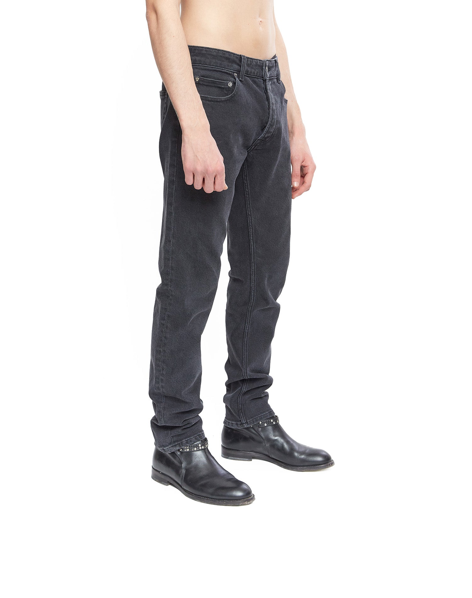 SLIM BASIC BLACK Slim fit jeans in black denim, 5 pockets, hidden front button closure. Metallic logo detail on the back. 100% cotton. Made in Italy. HTC LOS ANGELES