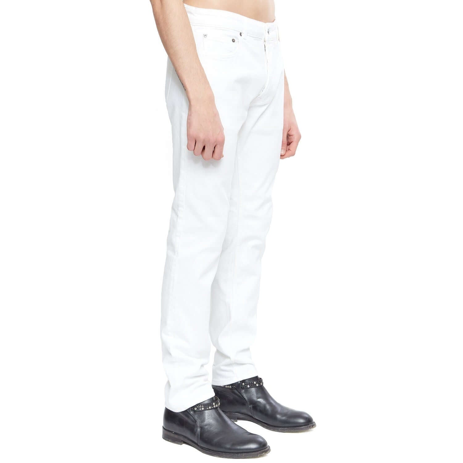 htc los angeles SLIM BASIC WHITE SLIM BASIC WHITE Slim fit jeans in white denim, 5 pockets, hidden front button closure. Metallic logo detail on the back. 100% cotton. Made in Italy. PANTS Hollywood Trading Company Hollywood Trading Company