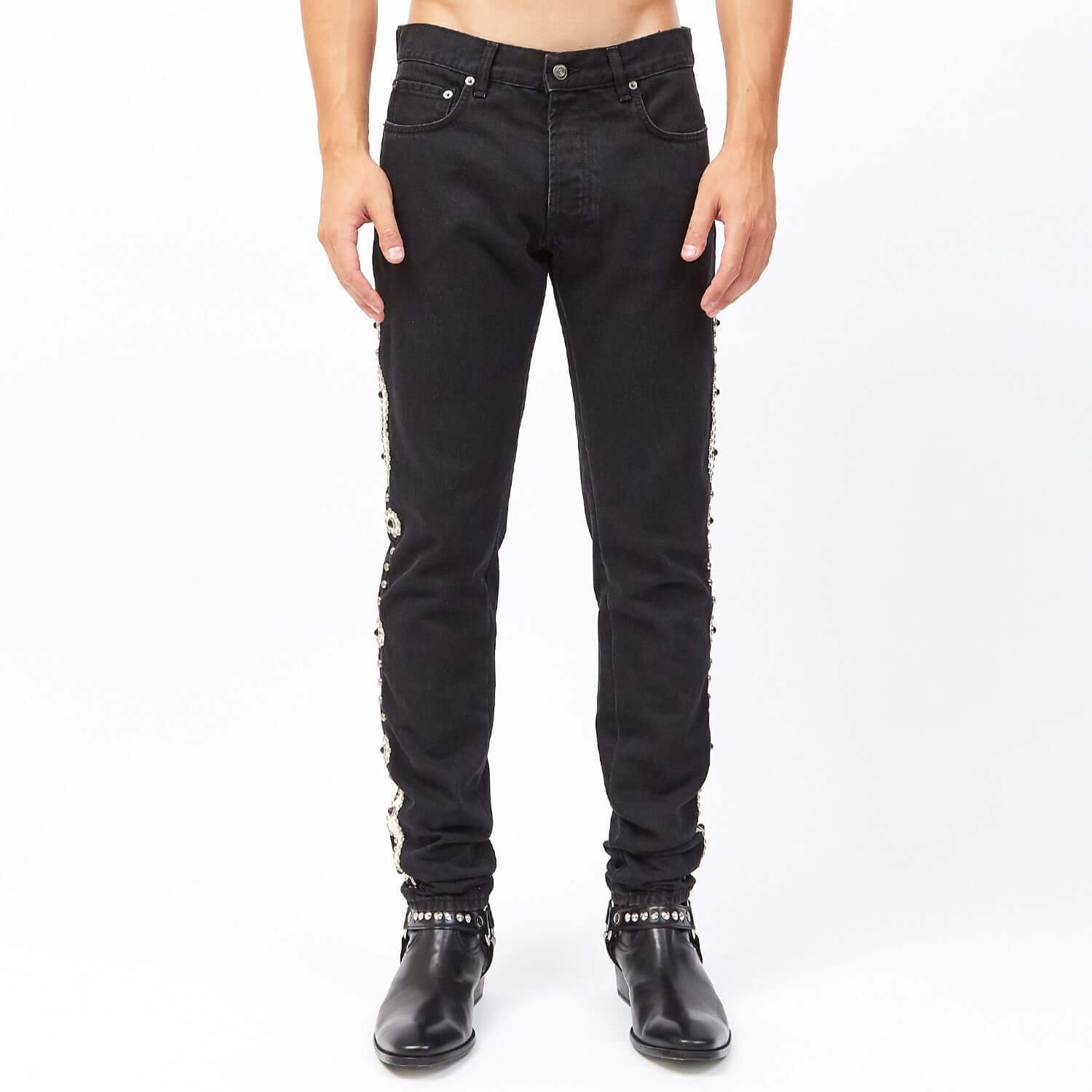 Hollywood Trading Company SLIM SL002 SPECIAL WASH BLACK SLIM SL002 SPECIAL WASH BLACK Slim fit black Denim, five pockets jeans with hidden buttons closure. Side patches with studs and strass. Logo detail on the back. 100% cotton. 100% cow leather. Made in