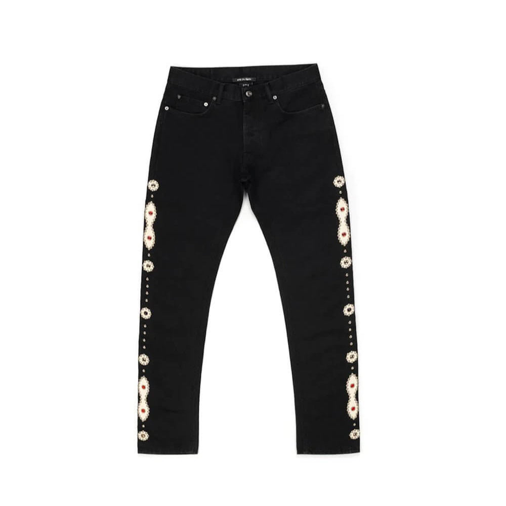 Hollywood Trading Company SLIM SL002 SPECIAL WASH BLACK SLIM SL002 SPECIAL WASH BLACK Slim fit black Denim, five pockets jeans with hidden buttons closure. Side patches with studs and strass. Logo detail on the back. 100% cotton. 100% cow leather. Made in