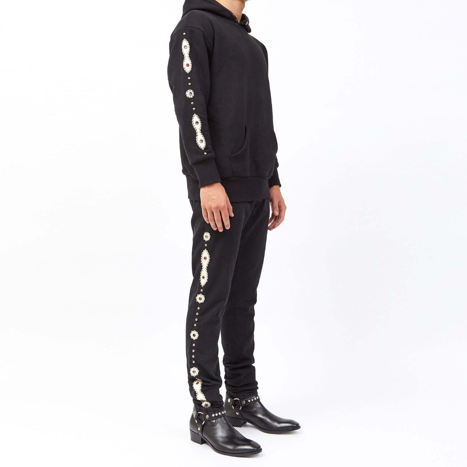 Hollywood Trading Company SLIM SL002 SPECIAL WASH BLACK SLIM SL002 SPECIAL WASH BLACK Slim fit black Denim, five pockets jeans with hidden buttons closure. Side patches with studs and strass. Logo detail on the back. 100% cotton. 100% cow leather. Made in
