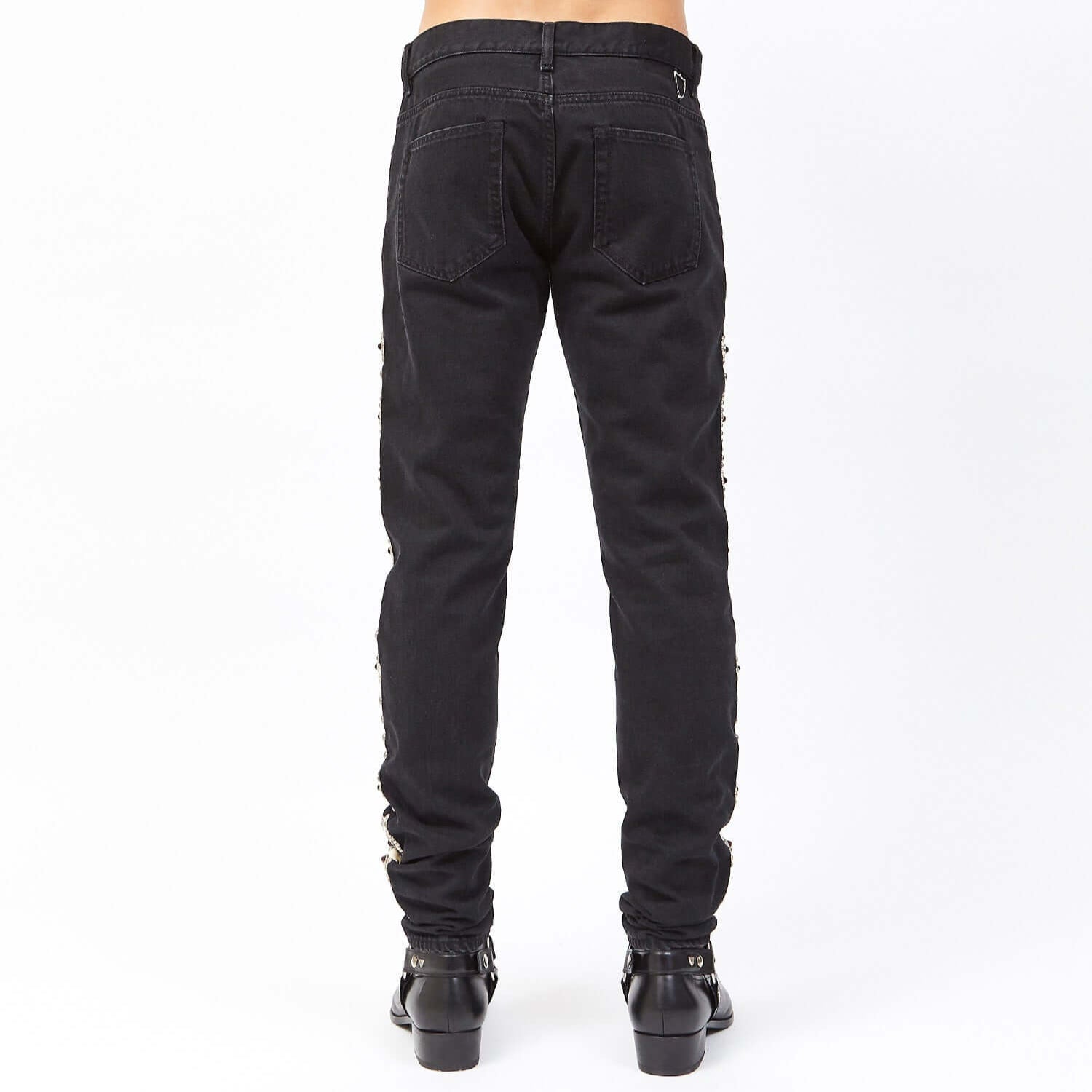 Hollywood Trading Company SLIM SL002 SPECIAL WASH BLACK SLIM SL002 SPECIAL WASH BLACK Slim fit black Denim, five pockets jeans with hidden buttons closure. Side patches with studs and strass. Logo detail on the back. 100% cotton. 100% cow leather. Made in