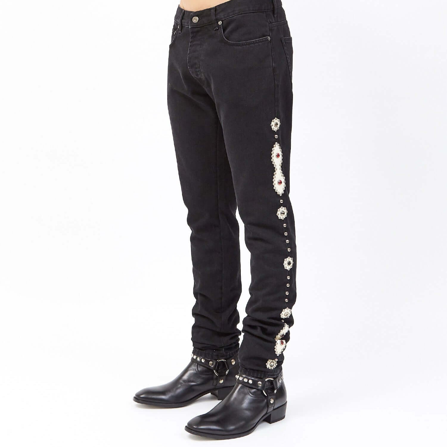 Hollywood Trading Company SLIM SL002 SPECIAL WASH BLACK SLIM SL002 SPECIAL WASH BLACK Slim fit black Denim, five pockets jeans with hidden buttons closure. Side patches with studs and strass. Logo detail on the back. 100% cotton. 100% cow leather. Made in