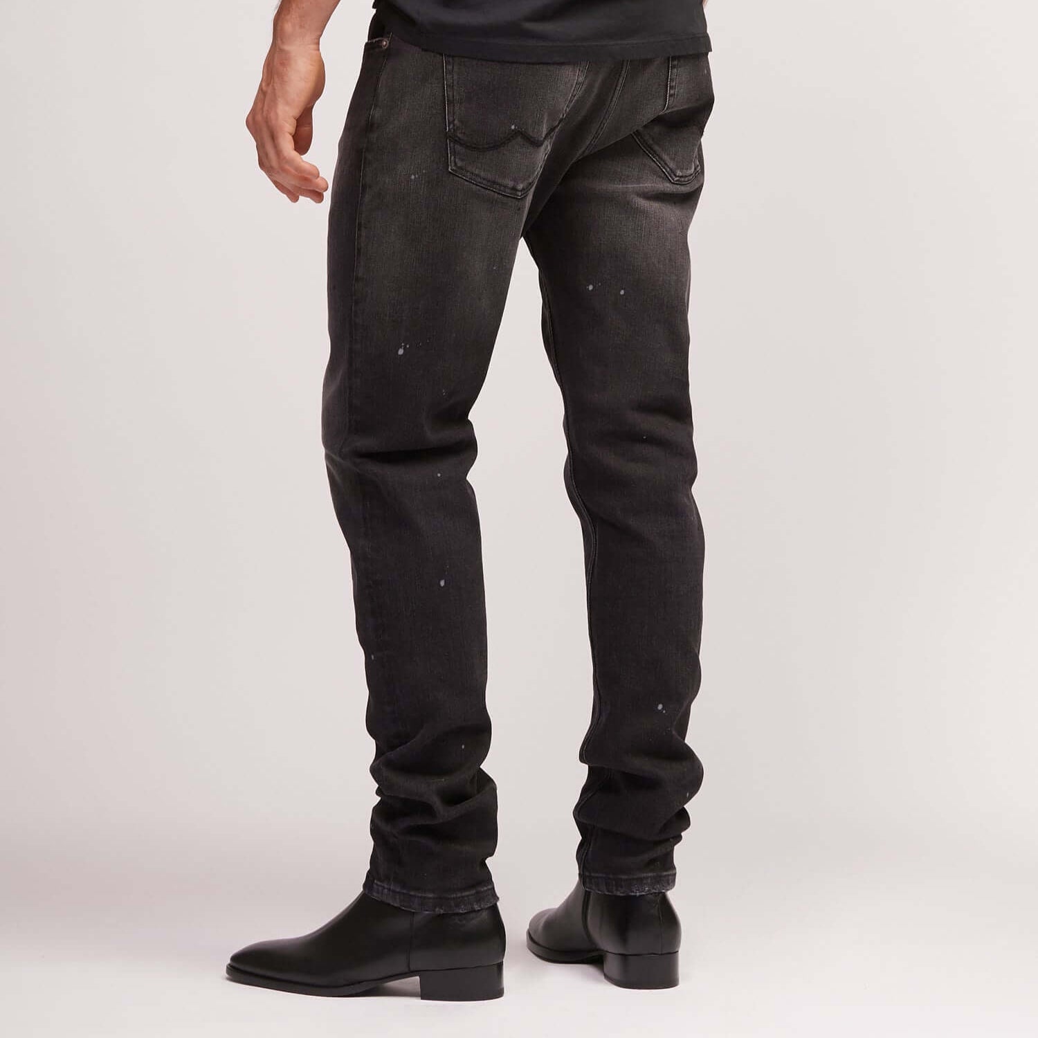 htclosangeles SLIM VINTAGE BLACK SLIM VINTAGE BLACK Slim fit black Denim, light stone washed, five pockets jeans with hidden buttons. Logo detail on the back. 100% cotton. Made in Italy. PANTS Hollywood Trading Company Hollywood Trading Company