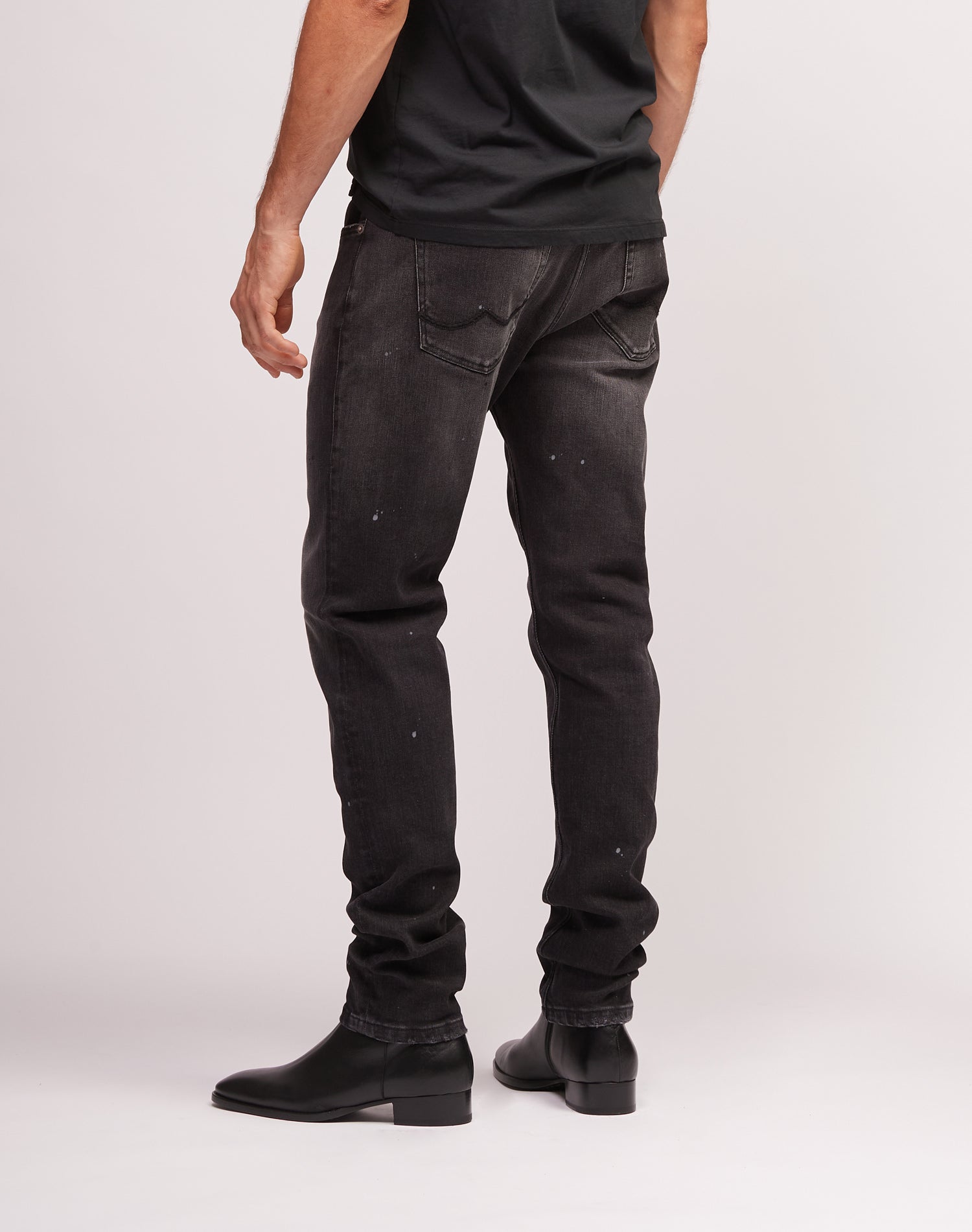 SLIM VINTAGE BLACK Slim fit black Denim, light stone washed, five pockets jeans with hidden buttons. Logo detail on the back. 100% cotton. Made in Italy. HTC LOS ANGELES