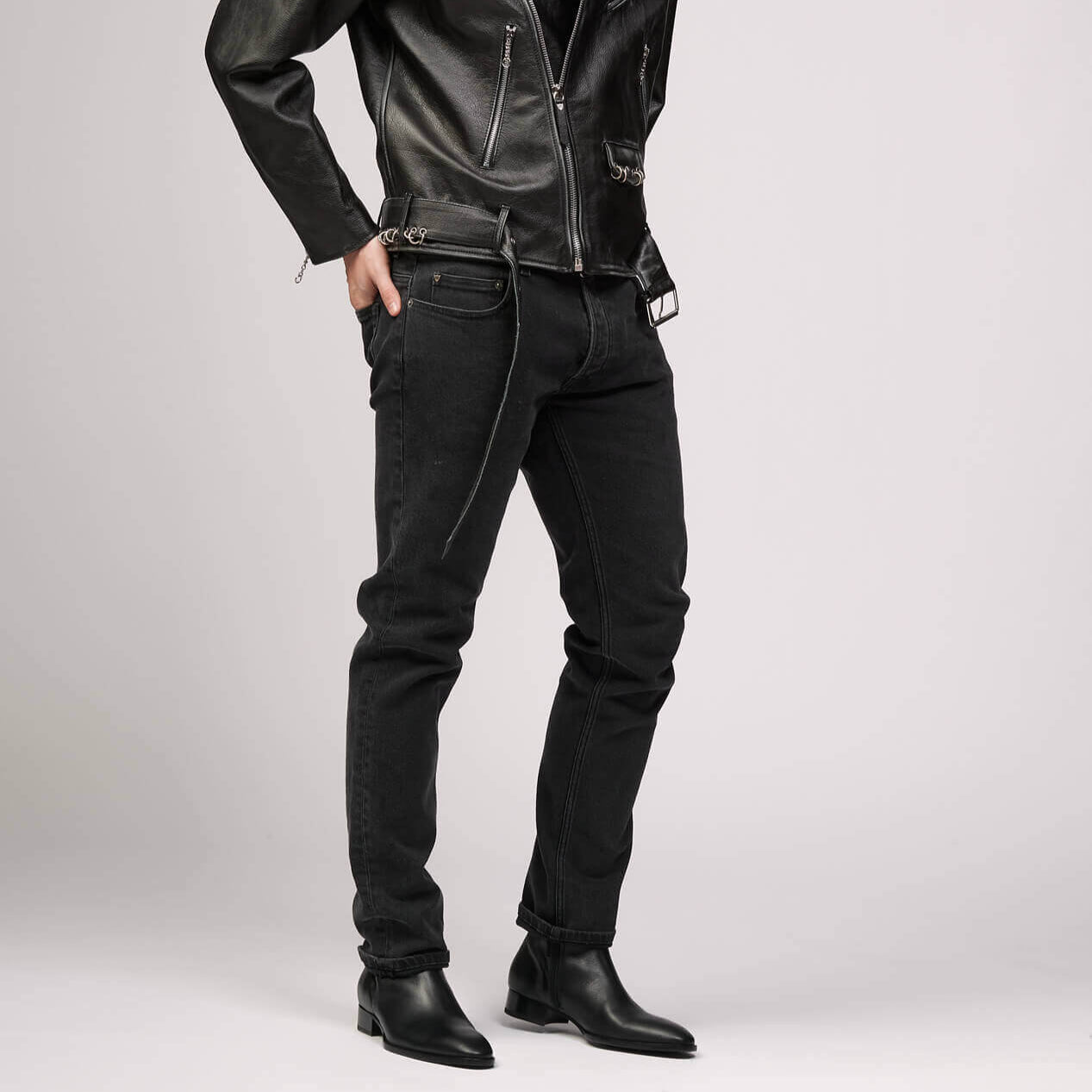 HTC LOS ANGELES SLIM VINTAGE BLACK SLIM VINTAGE BLACK Slim fit jeans in black denim, 5 pockets, hidden front button closure. Metallic logo detail on the back. 98% cotton 2% elastane. Made in Italy. PANTS Hollywood Trading Company Hollywood Trading Company