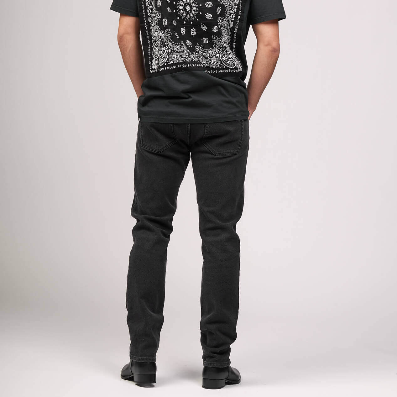 HTC LOS ANGELES SLIM VINTAGE BLACK SLIM VINTAGE BLACK Slim fit jeans in black denim, 5 pockets, hidden front button closure. Metallic logo detail on the back. 98% cotton 2% elastane. Made in Italy. PANTS Hollywood Trading Company Hollywood Trading Company