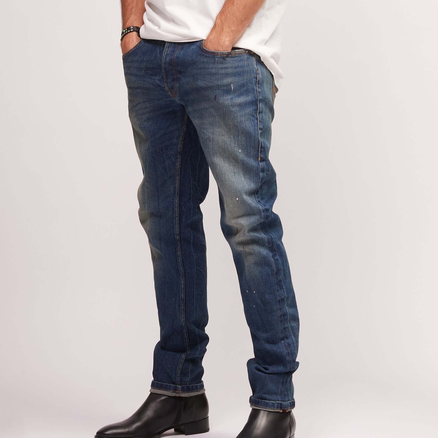 htc los angeles SLIM VINTAGE BLUE SLIM VINTAGE BLUE Slim fit blue Denim, light stone washed five pockets jeans with hidden buttons. Logo detail on the back. 100% cotton. Made in Italy. PANTS Hollywood Trading Company Hollywood Trading Company