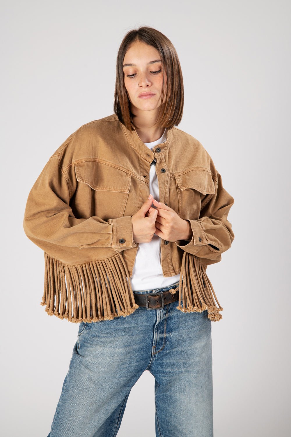 SOLEIL NEVADA Suede cropped jacket. Front button closure. Front pockets. Fringes on the back. HTC LOS ANGELES