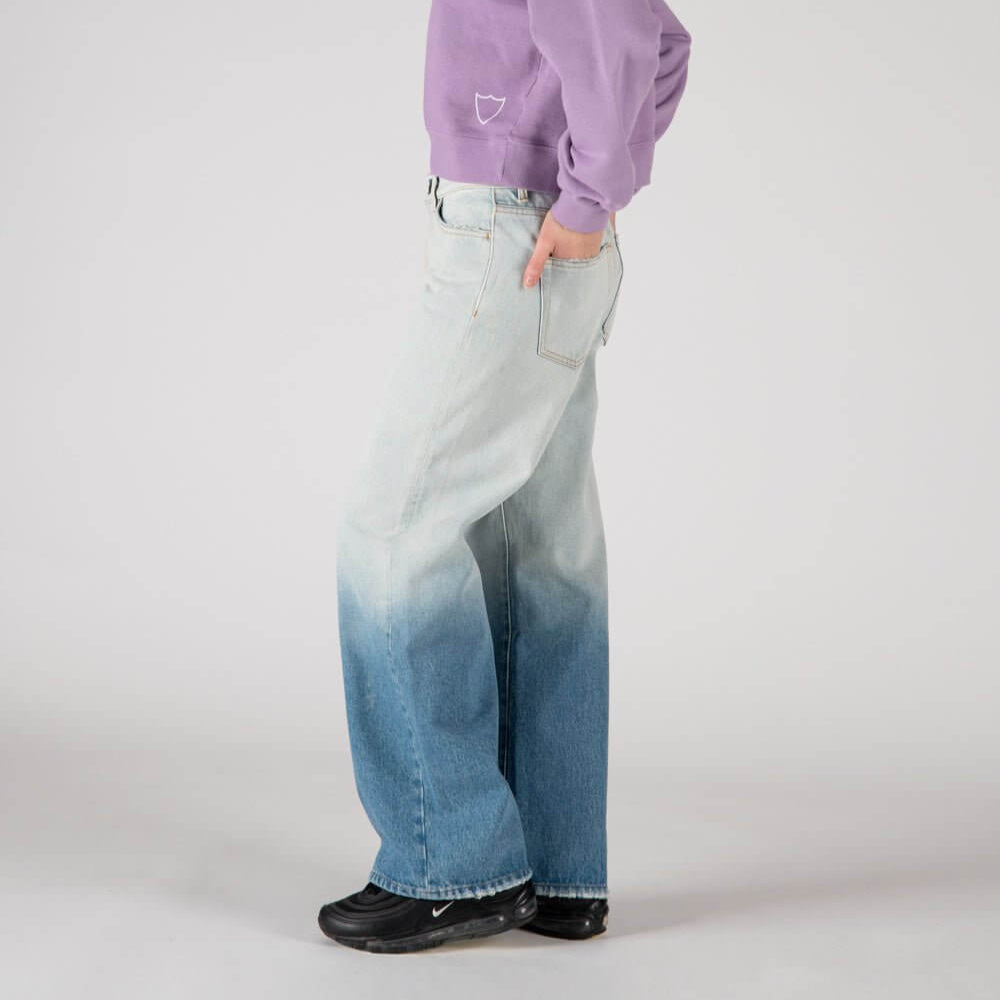 htc los angeles VICTORIA BLUE VICTORIA BLUE Regular fit jeans with front button and zip closure. Back leather logo patch. Stonewashed coloring may vary. Five pockets. Composition: 100% Cotton pants Hollywood Trading Company Hollywood Trading Company