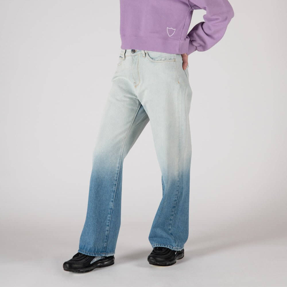 htc los angeles VICTORIA BLUE VICTORIA BLUE Regular fit jeans with front button and zip closure. Back leather logo patch. Stonewashed coloring may vary. Five pockets. Composition: 100% Cotton pants Hollywood Trading Company Hollywood Trading Company