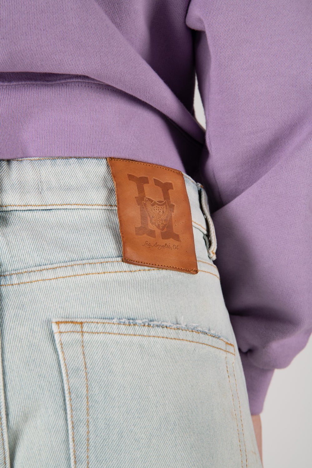 VICTORIA Regular fit jeans with front button and zip closure. Back leather logo patch. Stonewashed coloring may vary. Five pockets. Composition: 100% Cotton HTC LOS ANGELES