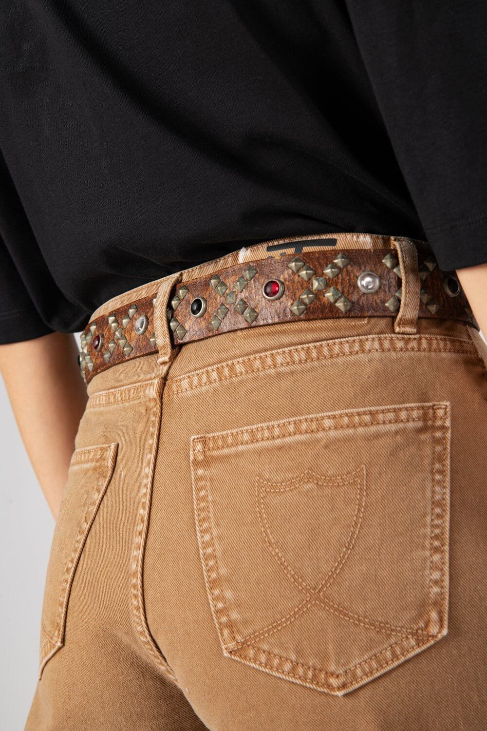 WHISKY BELT Cognac leather belt with studs and rhinestones. Brass buckle. Height: 4 cm. HTC LOS ANGELES