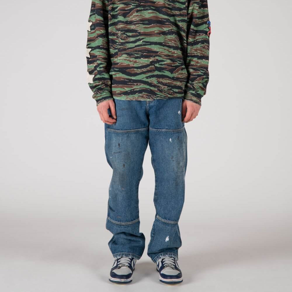 Hollywood Trading Company WORKB**** WORKB**** Cargo jeans with front button and zip closure. Back leather logo patch. Stonewashed coloring may vary. Five pockets. Hem: 21 cm. Composition: 100% Cotton Hollywood Trading Company Hollywood Trading Company