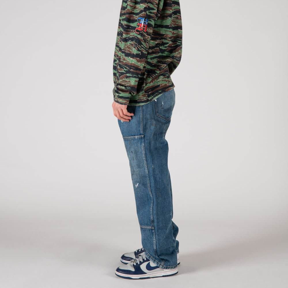 Hollywood Trading Company WORKB**** WORKB**** Cargo jeans with front button and zip closure. Back leather logo patch. Stonewashed coloring may vary. Five pockets. Hem: 21 cm. Composition: 100% Cotton Hollywood Trading Company Hollywood Trading Company
